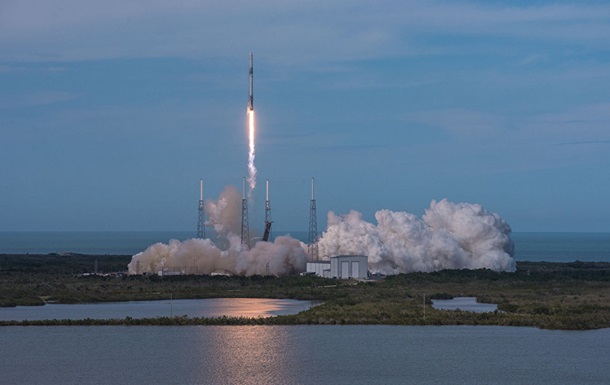 SpaceX запустил Falcon 9 с десятью спутниками (видео)