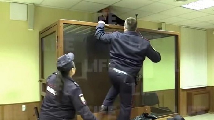 Подсудимый пытался сбежать из суда через потолок (видео)