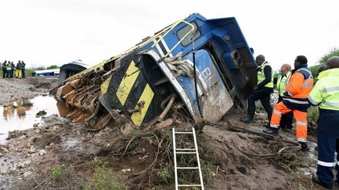 В Ботсване пассажирский поезд сошел с рельсов: десятки пострадавших (фото)