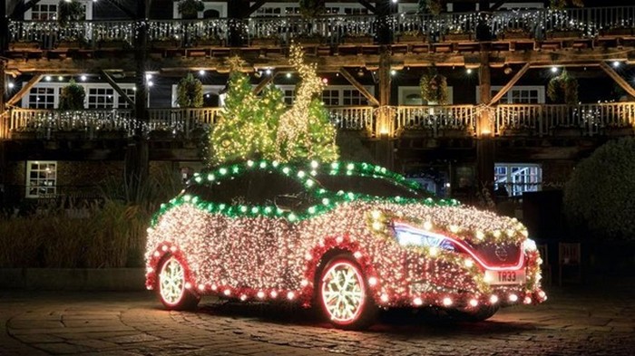 Из Nissan Leaf сделали рождественскую елку (фото)