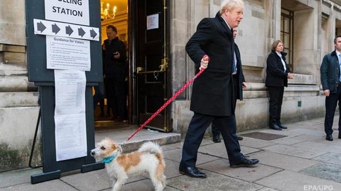 Премьер Британии Джонсон пришел на выборы с псом