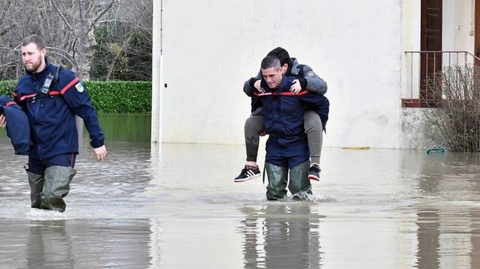 Непогода во Франции: обесточены тысячи домов, есть жертвы