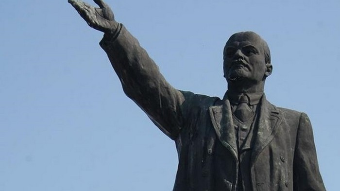 В Украине снесли один из последних памятников Ленину