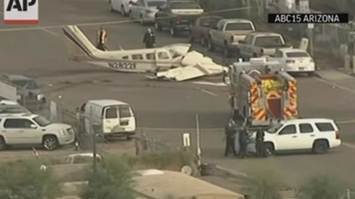 В США самолет упал на загруженную трассу (видео)