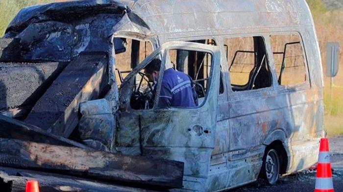 В Мексике микроавтобус врезался в грузовик: 14 жертв