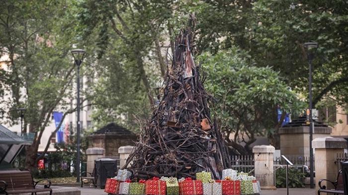 В Австралии сделали рождественскую елку из сгоревших предметов (видео)