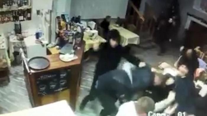 В кафе Мукачево ворвались неизвестные и избили посетителей киями (видео)