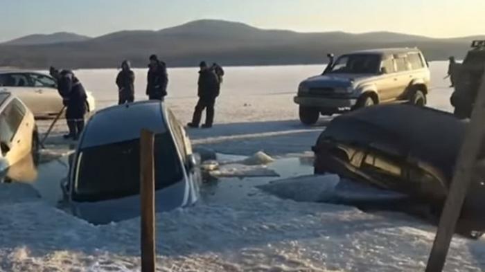 В России 30 машин рыбаков ушли под лед (видео)