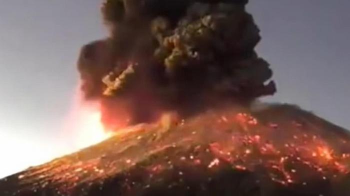 В Мексике на вулкане Попокатепетль произошел мощный взрыв (видео)