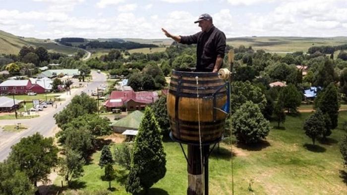 Житель ЮАР ради рекорда поселился в бочке (фото)
