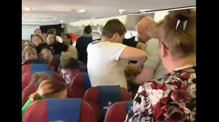 Буянившую в самолете пассажирку утихомирили скотчем (видео)