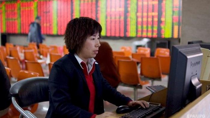 Китайские биржи открылись обвалом котировок