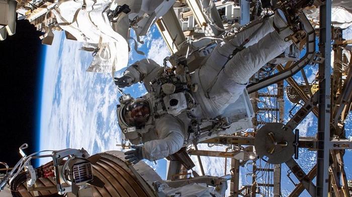 В NASA показали работу астронавтов в космосе (фото)