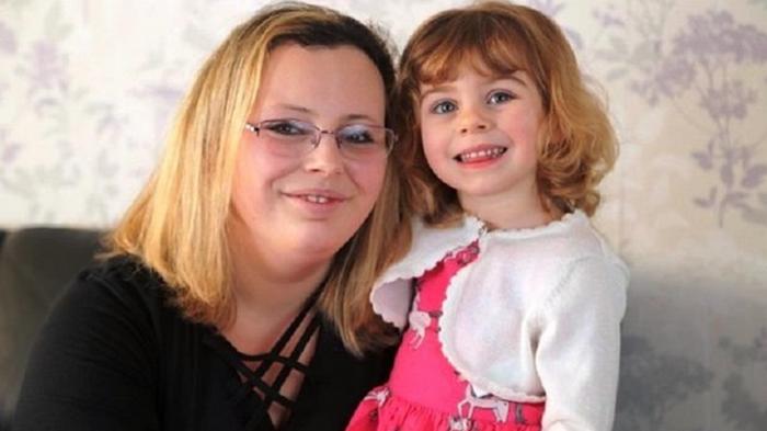 Двухлетняя девочка спасла мать от смерти