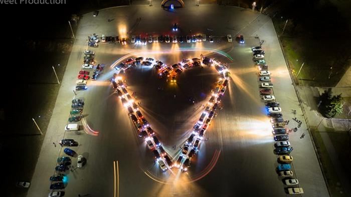 В Запорожье создали сердце из десятков автомобилей