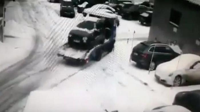 В Харькове эвакуатор разбил автомобили на автостоянке (видео)