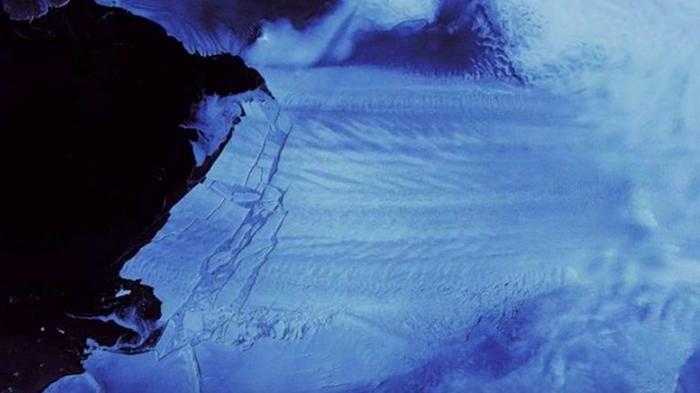 Огромный айсберг откололся в Антарктиде (видео)