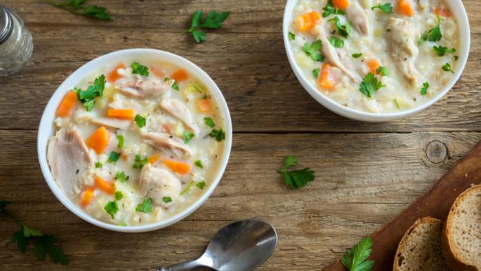 Рецепт ароматного сливочного супа с курицей и рисом