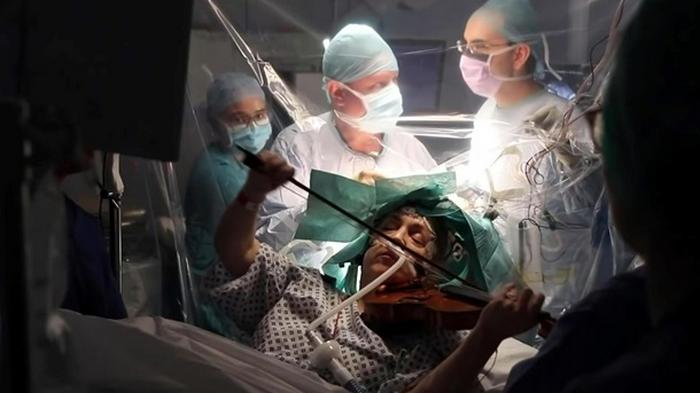 Британка играла на скрипке во время операции на мозге (видео)