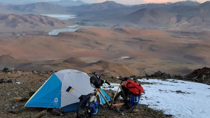 Украинец на велосипеде покорил вулкан высотой 6 тысяч метров: фото