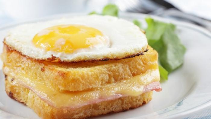 Рецепт сытного завтрака: французский сэндвич Крок-мадам