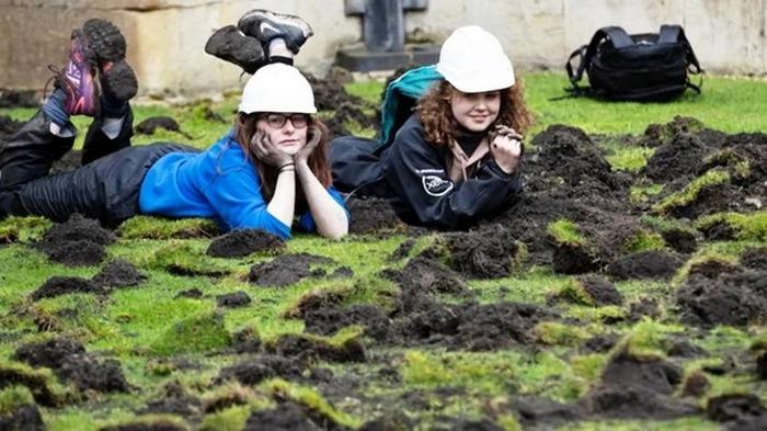 Экоактивисты в знак протеста вскопали газон в Кембридже (фото)