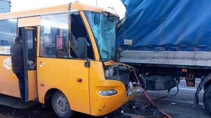 В Киеве маршрутка с пассажирами на скорости врезалась в грузовик (фото)