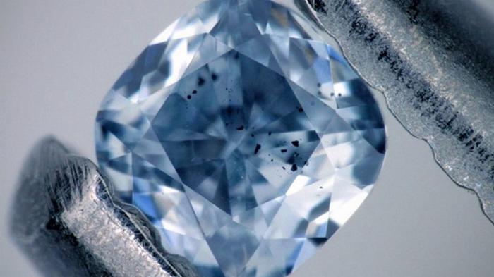 Ученые превратили нефть в алмаз